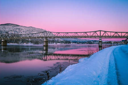 雪原铁桥倒映粉紫霞光如梦似幻