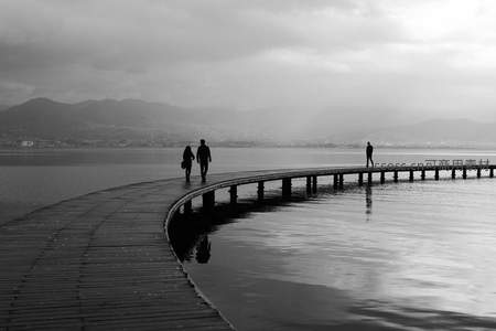 湖上长廊剪影，远山如黛云雾缭绕