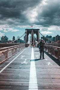 布鲁克林大桥上行人漫步观景