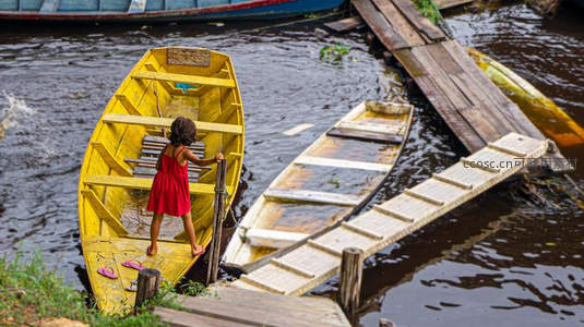 红裙女孩登船准备水上出行