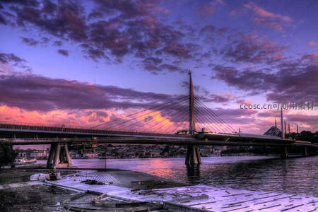 日落时分斜拉桥倒映水中