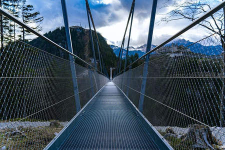 山间悬索桥通向远方古堡