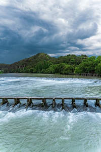 激流冲击木桩水坝的瞬间