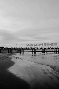 黑白海岸长桥静谧风光