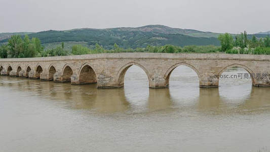 古石拱桥横卧浊河上