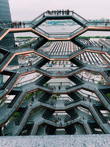 蜂巢结构观景台人潮涌动