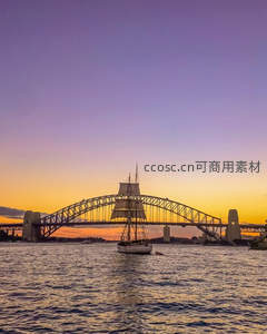 日落时分帆船掠过悉尼海港大桥