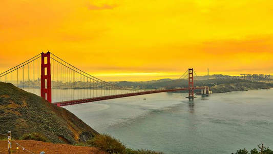 金门大桥沐浴在绚烂晚霞之中