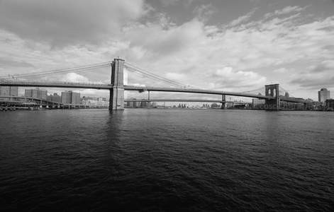 黑白影像中的布鲁克林大桥雄姿