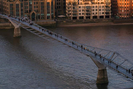 千禧桥上行人如织，泰晤士河畔城市剪影