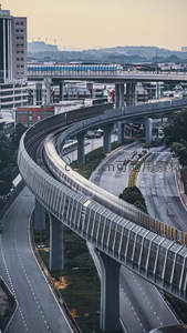 高架轨道蜿蜒穿行城市交通动脉