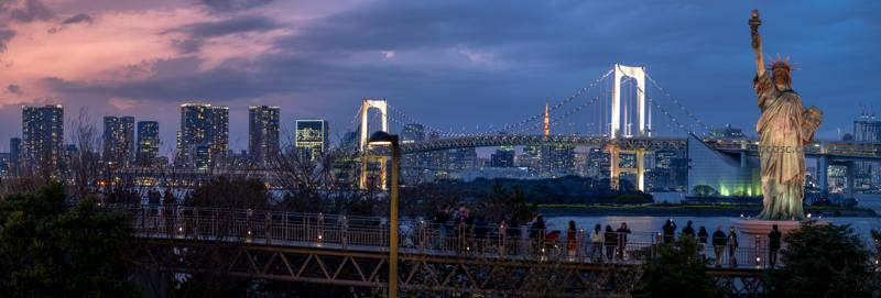 东京湾夜景彩虹桥与自由女神像