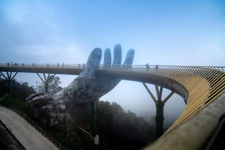 巨手托举金色天桥云雾缭绕