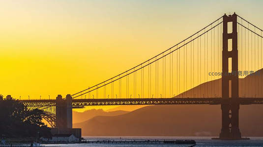 金门大桥日落剪影，辉煌余晖映照海湾