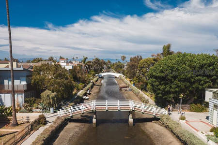 运河小桥流水人家，绿树成荫社区静谧