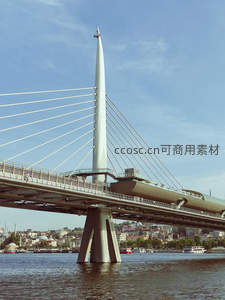 现代斜拉桥横跨碧水连接古城