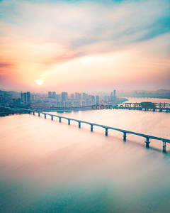 夕阳下的城市长桥与天际线