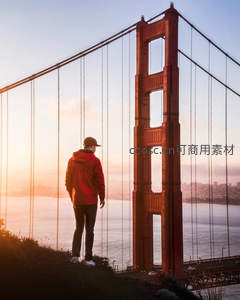 红衣旅人远眺金门大桥日落美景