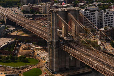 布鲁克林大桥雄姿，城市天际线下的钢铁巨龙