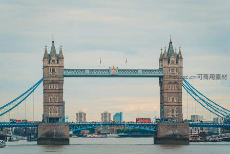伦敦塔桥横跨泰晤士河，古典与现代交融