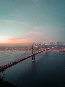 黄昏时分的跨海大桥航拍美景