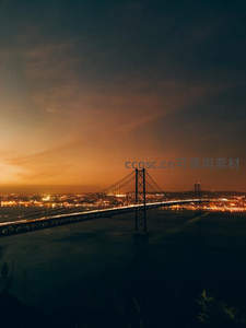 夜幕降临大桥灯火通明