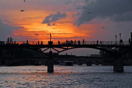 夕阳下人群漫步河畔拱桥