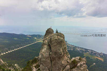 山巅之上的悬索桥连接云海与碧海