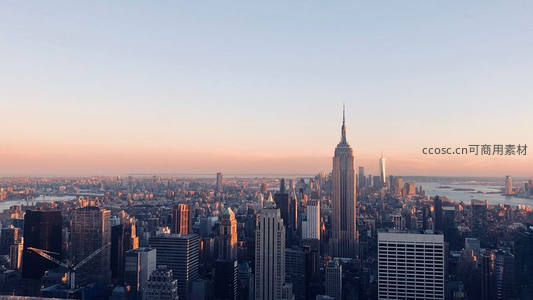 日落余晖洒满城市，帝国大厦金光闪耀