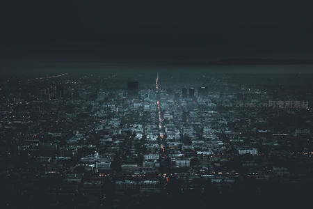 夜幕下的城市灯火，车流如星河般闪烁