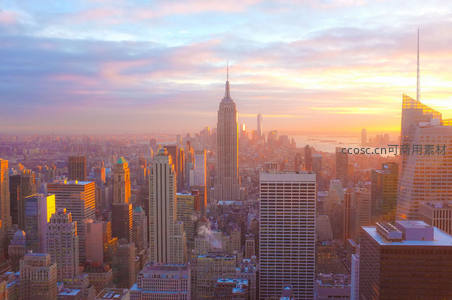 日落时分的城市天际线
