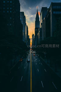 黄昏街道尽头的摩天大楼剪影