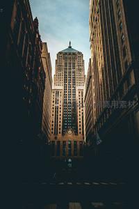 高耸摩天楼在街巷尽头的仰视视角