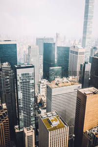 雾霭中林立的现代摩天大楼群