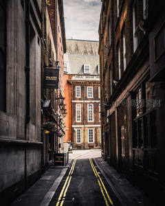 伦敦小巷深处的历史砖墙建筑