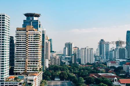 曼谷城市天际线绿意点缀高楼间