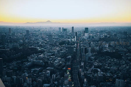东京黄昏时分城市全景与富士山远景