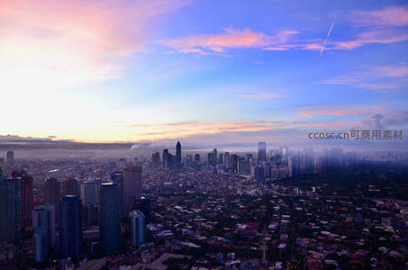 雅加达日出时分城市天际线与远山云海