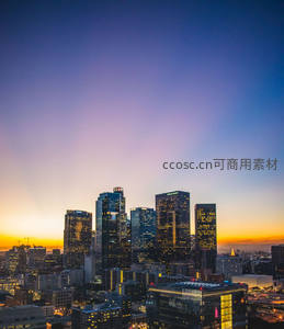 夕阳余晖映照摩天大楼群