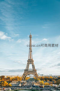 秋日晴空下埃菲尔铁塔巍然矗立