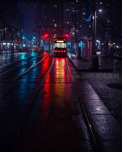 雨夜霓虹下的城市电车轨道