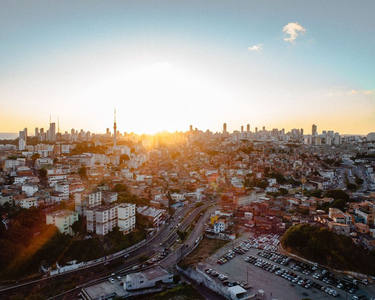 日落时分俯瞰密集的城市住宅区