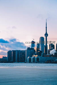 多伦多冰封湖面与CN塔的冬日剪影