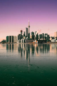 多伦多塔倒影湖面，粉紫天空如梦似幻