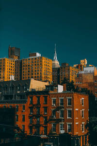 帝国大厦远眺，红砖街区沐浴暖阳