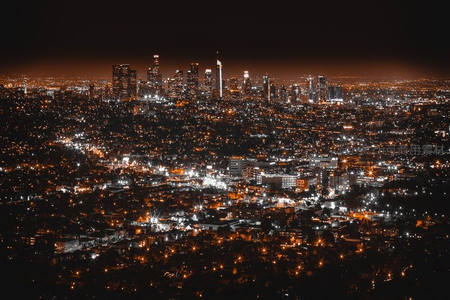 夜幕下的都市灯火辉煌，万家灯火汇成星河