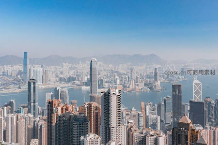 维港之畔摩天楼群，蓝天映衬现代都市画卷