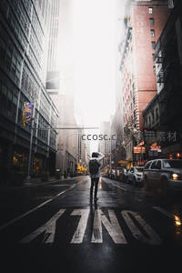 雨后街头孤独行人的剪影