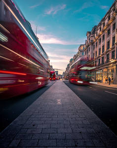 伦敦街头红色巴士疾驰而过