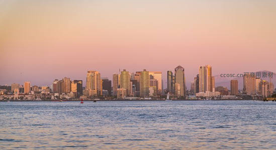 水岸城市在暮色中静谧